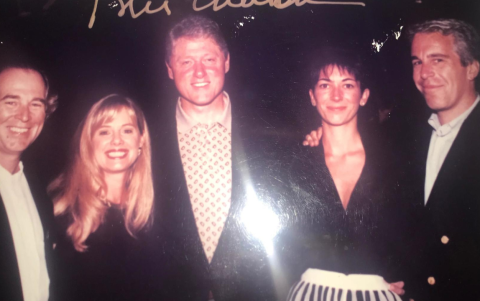 El Departamento de Justicia retiró 13 fotos de Jeffrey Epstein, pero esta permanece como parte del archivo oficial.