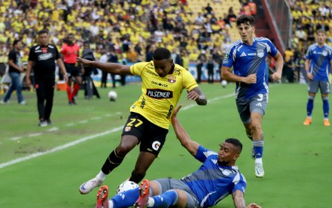Disputa del balón entre elementos de Barcelona y Emelec en un encuentro caracterizado por la intensidad física.