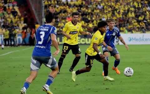 Acción ofensiva de Barcelona SC durante el segundo tiempo del partido frente a Emelec en el Estadio Monumental.