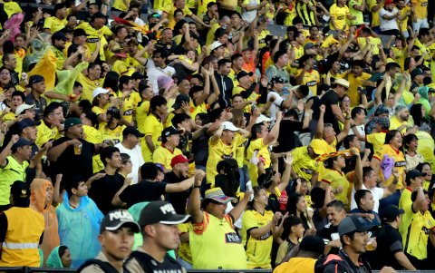 Bengalas y cánticos de la hinchada amarilla reciben a los jugadores antes del pitazo inicial en Guayaquil.