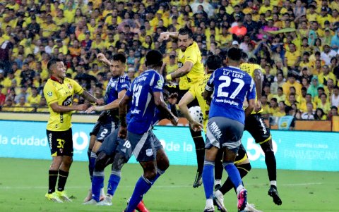 Intervención defensiva de la zaga de Emelec ante la presión constante de los delanteros de Barcelona SC.