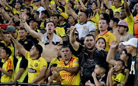 Familias y seguidores de Barcelona SC celebran con euforia los tres puntos obtenidos en el derbi guayaquileño.