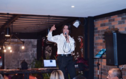 Su primer sencillo, “En este amor”, se grabó en 2019.