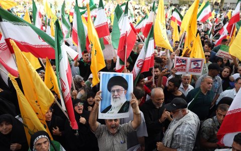 Un iraní sostiene un retrato del líder supremo iraní, el ayatolá Alí Jamenei, durante una manifestación en Teherán, Irán, el 24 de junio de 2025.