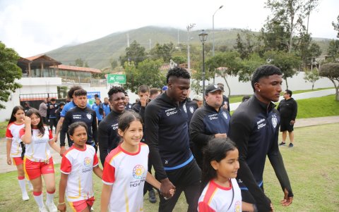 Reasco (cuarto desde la derecha) participó, junto a sus compañeros de IDV, en un evento de reconocimiento por el título nacional logrado el año pasado.