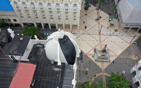 Hay daños en una cúpula del Palacio Municipal de laso lateral