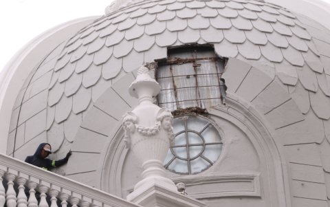 Hay daños en una cúpula del Palacio Municipal de lado lateral.