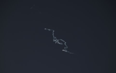 El humo de una aparente intercepción de un misil flota en el aire tras un ataque con misiles iraníes cerca de la isla de Yas, Abu Dabi, Emiratos Árabes Unidos.