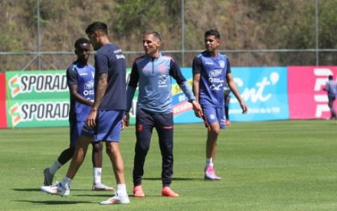 El entrenador de la selección de Ecuador, Sebastián Beccacece (c), va definiendo la lista de 26 jugadores que disputarán el próximo Mundial.
