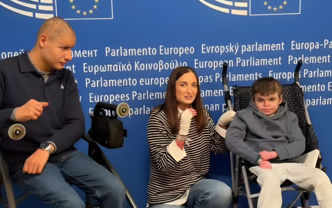 Leo, junto a dos acompañantes, expuso su pedido de tratamiento de 20 millones de dólares ante el Parlamento Europeo.