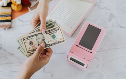 Jubilados del IESS también reciben el décimo cuarto sueldo cada año.