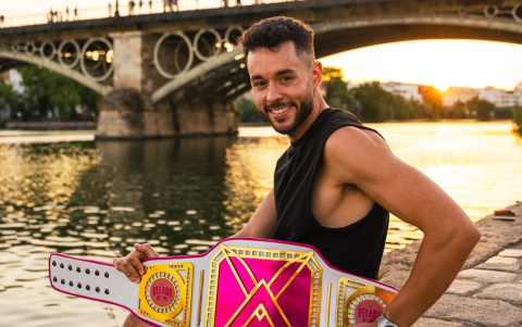 Grefg con el cinturón que lo declara ganador de la pelea estelar de La Velada V.