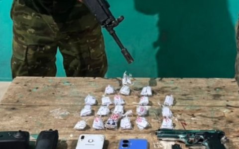 Los elementos que habrían sido utilizados para la comercialización de la droga.