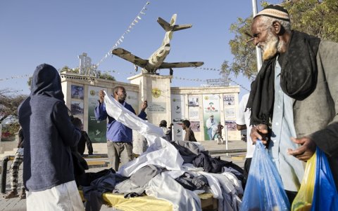 Los musulmanes rezan en una calle de mercado antes de romper su ayuno mientras conmemoran el mes sagrado del Ramadán en Hargeisa, la capital de Somalilandia.
