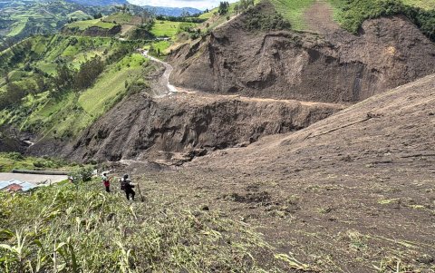 Dolor y debastación dejo el aluvion a su paso, donde dos hermanas fueron arrastradas por el lodo y continuan desaparecidas.