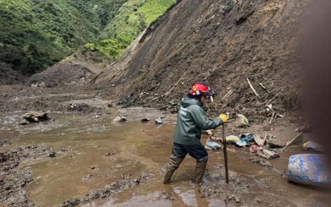 Entre el lodo personal del Cuerpo de Bomberos de Latacunga busca a las dos mujeres desparecidas desde el lunes 9 de marzo de 2026.