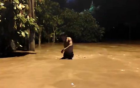 Los lugareñosc caminaban en medio de las calles que se convirtieron en río