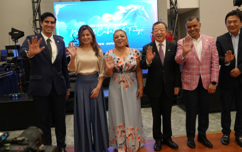 Hugo Cañarte, Angélica Arias, Magaly Caicedo, Gao Zhenting, Sandro Castillo y Wang Bing.