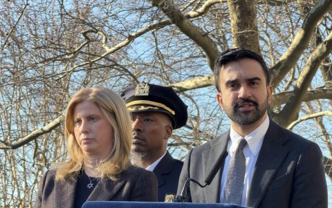 Fotografía que muestra una pieza descubierta en la zona arqueológica de El Caño, en el distrito de Natá (Panamá).