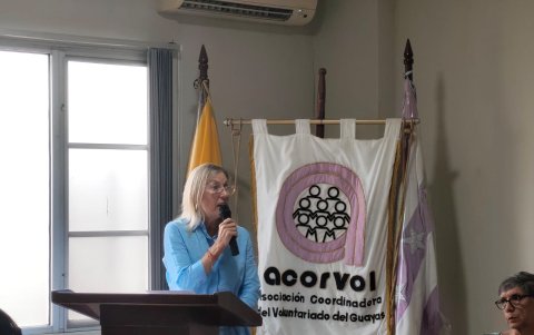 Reconocen a Annabella Azín por su trayectoria en el voluntariado.