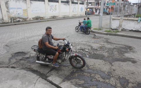 Grandes baches se han formado en la intersección de Atahualpa y Carlos Chiriguaya, en Milagro. La ciudadanía cuestiona la calidad de los materiales utilizados.