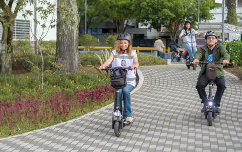 Esparcimiento. Cientos de personas llegan al sitio para bañarse en medio de las inundaciones. Los que más visitan el improvisado balneario son adolescentes y familias completas.