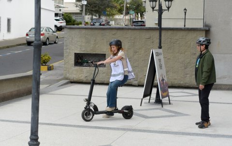 Paseo Express: Antes de iniciar los recorridos en scooter, el guía Miguel Gordillo brinda una breve clase práctica en el patio de la cafetería Qinti Coffee.