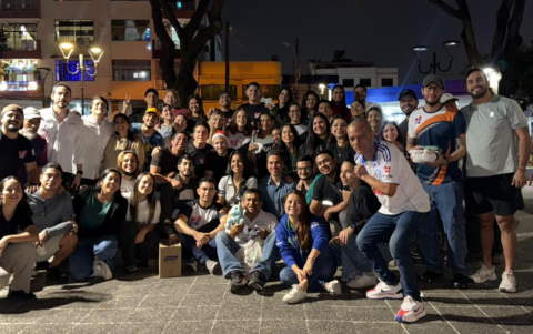 La fundación cuenta con miembros de todas las edades que brindan apoyo para entregar víveres y ayudar a las personas en situación de calle los jueves.