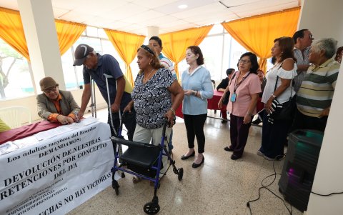 Los adultos mayores piden la devolución a tiempo del IVA.