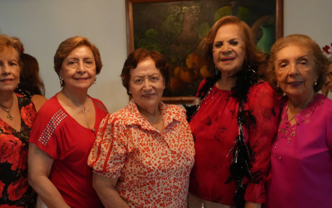 La cumpleañera junto a Alicia de Molina, Angelita de Maridueña, Mechita de Espinoza y Elena de Mendoza.