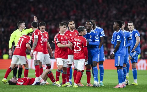 Gianluca Prestianni (#25) del Benfica mientras discute con Vinicius Junior (3d) del Real Madrid.