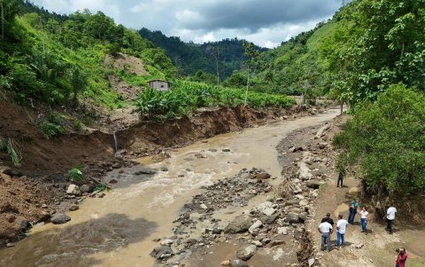 Las autoridades realizaron recorridos en zonas cercanas a los afluentes chonenses