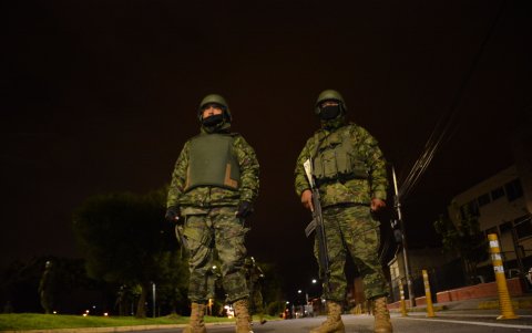 Militares y policías realizarán controles durante el toque de queda en varias provincias del país.