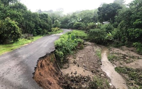 Transportistas alertan que el deterioro de la vía Paján – Olmedo podría dejar incomunicadas a comunidades que dependen de esta carretera para movilizar productos y acceder a servicios básicos.
