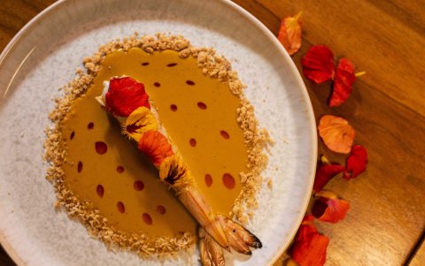 Platos como el langostino en salsa de maní rinden tributo a la costa ecuatoriana.