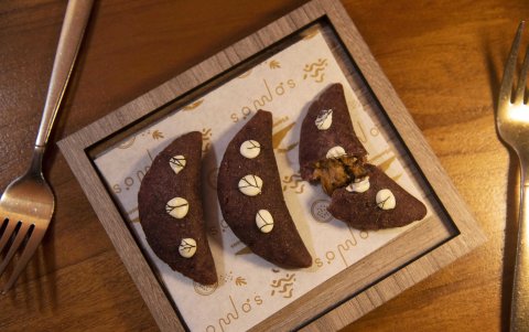 Platos como las empanadas de maíz morado rellenas con seco de chivo son clásicos de la carta de Somos.