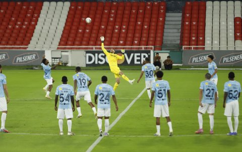 jugadores de Universidad Católica a la espera de Emelec para jugar la fecha 1 de la LigaPro 2026.