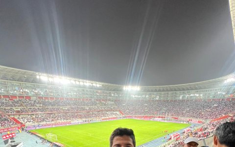 Jean Carlos Briones es fiel seguidor de la Tricolor dentro y fuera del país.