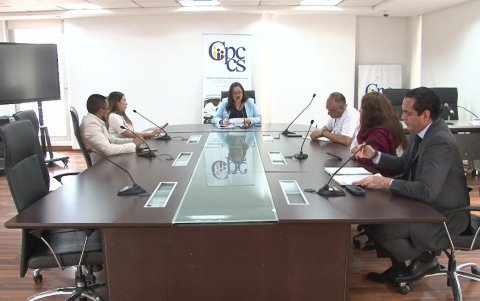 Sandra Margarita Armijos Mijas (c), delegada de Andrés Fantoni, dirige el equipo técnico.