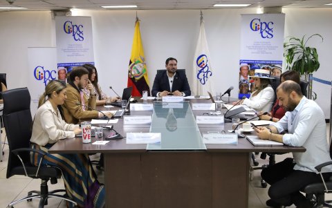 Los residentes abandonan la zona después de que un edificio residencial de cinco pisos fuera alcanzado por un misil balístico en Járkov, este sábado 7 de marzo de 2026.