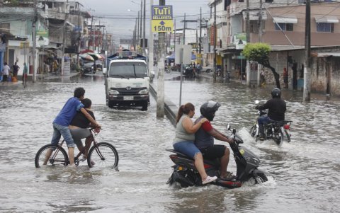 La movilidad en Milagro se volvió más complicada aún con las calles inundadas.
