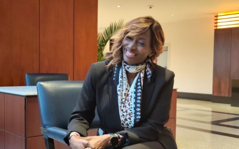 Bisila Bokoko ha impulsado el acceso a la educación en África a través de la creación de bibliotecas, inspirada en sus raíces y en la convicción de que la lectura.