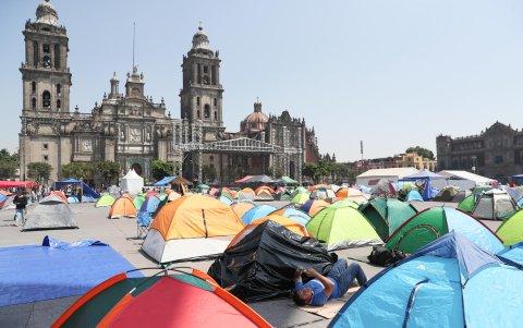 Trabajadores de la Coordinadora Nacional de Trabajadores de la Educación (CNTE) acampan, en el Zócalo en Ciudad de México (México).