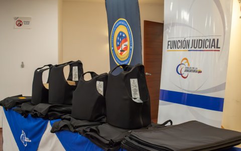 Varias locomotoras  y vagones de tren permanecen en la estación de Chimbacalle.