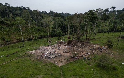 Vista aérea de los daños causados ​​por una bomba lanzada por el ejército ecuatoriano en la región de Lago Agrio, provincia de Sucumbíos, en la frontera con Colombia, el 18 de marzo de 2025.