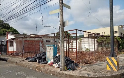 Así lucía la esquina de Acacias y Ficus, en Urdesa central, en la mañana del 19 de marzo de 2026, ante la falta de recolección de basura por parte de Urvaseo.