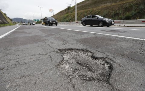 Baches y grietas hay en toda la extensión de la Ruta Viva.