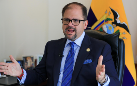 John Reimberg, ministro del Interior de Ecuador, señaló el vínculo de la empresa con la familia de alias Fito y un esquema de lavado de dinero.