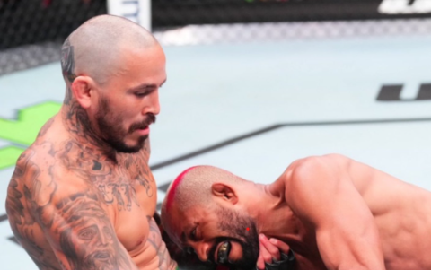 Chito Vera (i) fue derribado en algunas ocasiones por el brasileño Davison Figueiredo en la pelea del sábado pasado