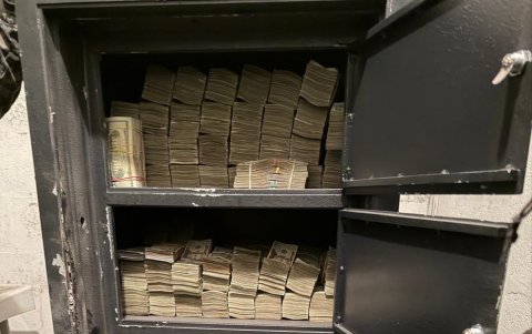 La Policía Antinarcoticos de Quitoforzó la seguridad de la caja fuerte para sacar el dinero.